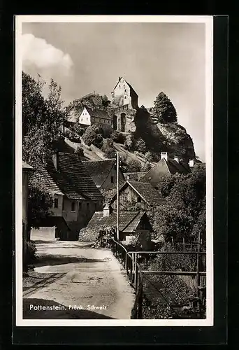AK Pottenstein /Fränk. Schweiz, Ortspartie mit Blick auf die Burg