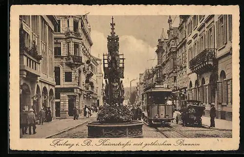 AK Freiburg i. B., Kaiserstrasse mit gothischem Brunnen, Strassenbahn