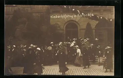 Foto-AK Karlsruhe, Strassenpartie am Kinderhilfstag