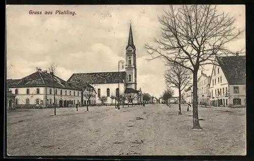 AK Plattling, Strassenpartie mit Kirche