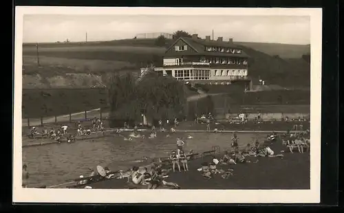 AK Letovice, Schwimmbad mit Badegästen, Koupaliste