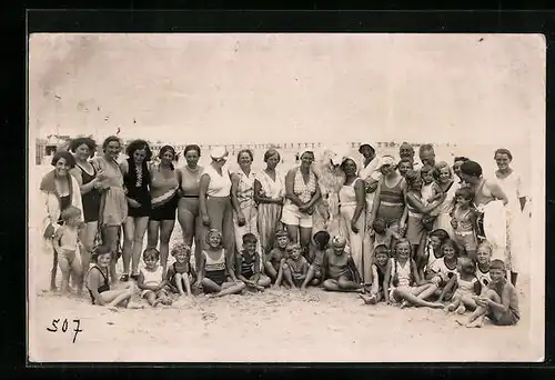 Foto-AK Gruppenfoto von Urlaubern in Badeanzügen am Strand