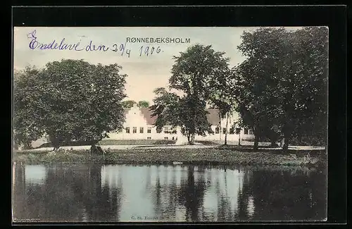 AK Ronnebaeksholm, Blick vom Wasser auf Gebäude