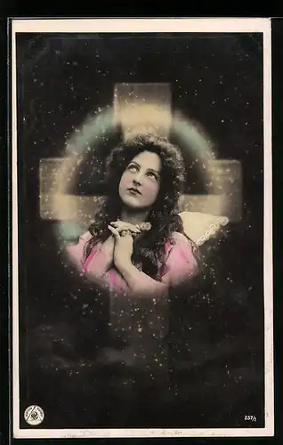 AK Betende Dame mit Kreuz, Fotomontage