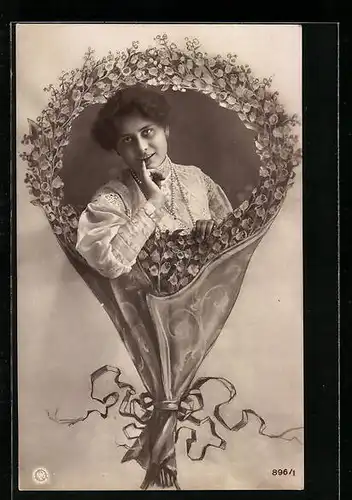 AK Dame im Blütenkranz, Fotomontage