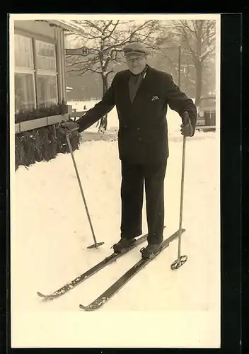 Foto-AK Lächelnder Herr auf Skiern