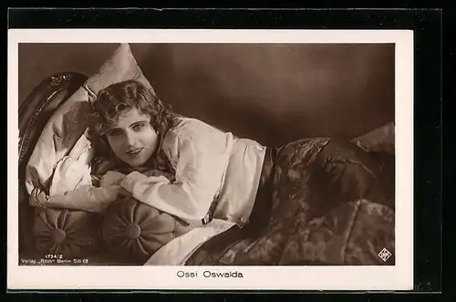 AK Schauspielerin Ossi Oswalda verführerisch auf einem Sofa liegend