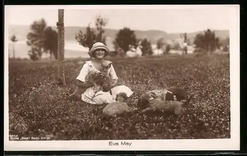 AK Schauspielerin Eva May mit Hunden und Rehkitz auf einer Wiese sitzend