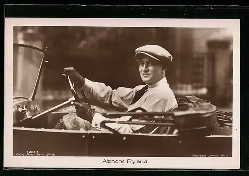 AK Schauspieler Alphons Fryland charmant in einem Auto sitzend