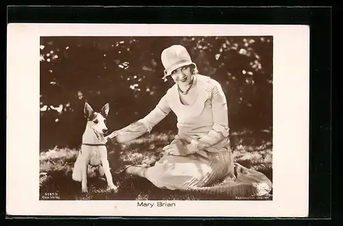 AK Schauspielerin Mary Brian mit Terrier auf einer Wiese sitzend
