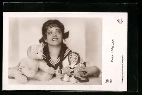 AK Schauspielerin Dorrit Weixler mit Puppe und Teddy