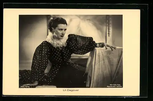 AK Schauspielerin Lil Dagover im pompösen Kleid