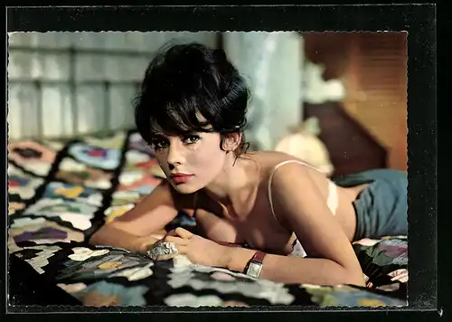 AK Schauspielerin Pascale Petit verführerisch auf dem Bett liegend