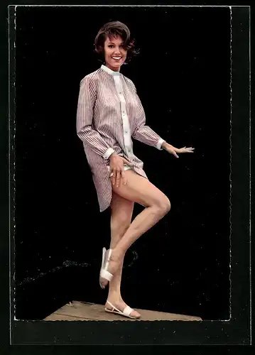 AK Schauspielerin Paula Prentiss zeigt in langer Bluse gekleidet ihre Beine
