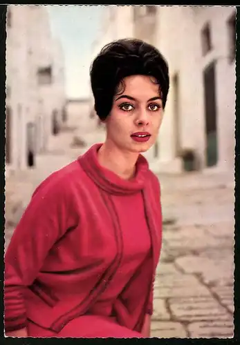AK Schauspielerin Michèle Mercier im roten Kleid