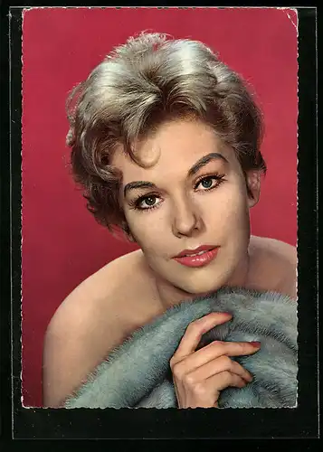 AK Schauspielerin Kim Noval verführerisch mit nackter Schulter