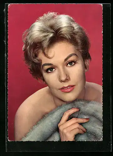 AK Schauspielerin Kim Novak verführerisch mit nackten Schultern