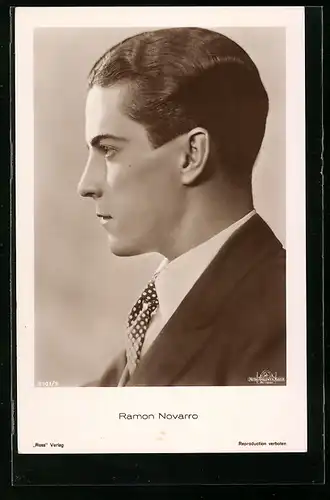 AK Schauspieler Ramon Novarro charmant mit Krawatte im Jackett