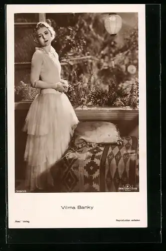AK Schauspielerin Vilma Banky elegant im Kleid am Fenster stehend