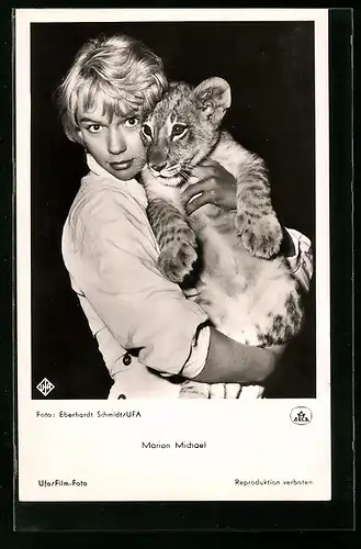 AK Schauspielerin Marion Michael hält ein Tigerbaby auf dem Arm