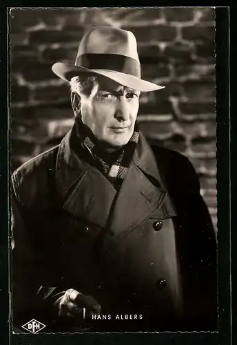 AK Schauspieler Hans Albers elegant mit Hut im Mantel