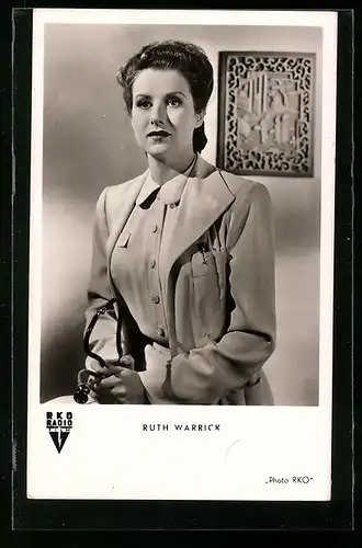 AK Schauspielerin Ruth Warrick mit Stethoskop im Arztkittel