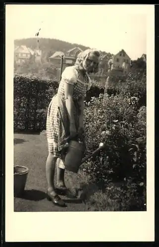 AK Blonde hübsche Frau giesst an einem Sommertag ihre Blumen, Gärtner