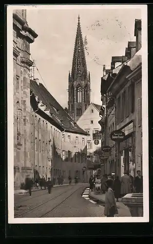 AK Freiburg i. B., Passanten in der Bertholdstrasse