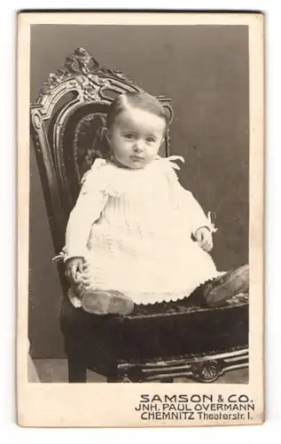 Fotografie Samson & Co., Chemnitz, Theaterstr. 1, Portrait niedliches Mädchen im weissen Strickkleidchen