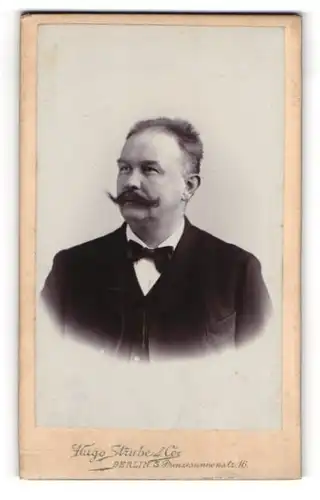 Fotografie Hugo Strube & Co., Berlin, Prinzessinnenstr. 16, Portrait stattlicher Herr mit Schnurrbart im Jackett