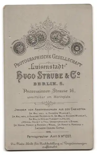 Fotografie Hugo Strube & Co., Berlin, Prinzessinnenstr. 16, Portrait blondes Mädchen mit Spielzeugpferd