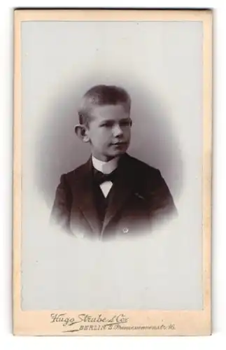 Fotografie Hugo Strube & Co., Berlin, Prinzessinnenstr. 16, Portrait frecher Bube mit Fliege im Jackett