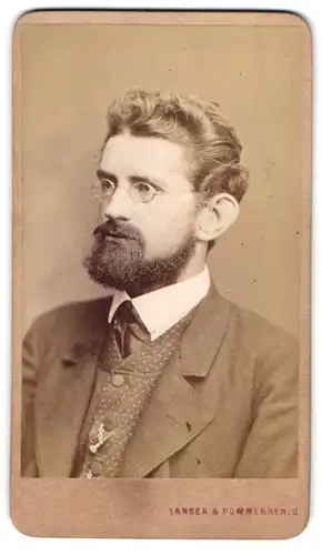 Fotografie Langer & Pommerrenig, Prag, Obstgasse 372, Portrait stattlicher Herr mit Brille und Vollbart