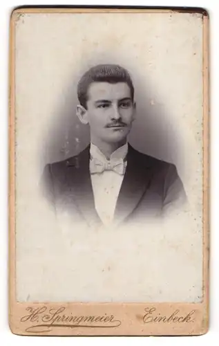 Fotografie H. Springmeier, Einbeck, Neuer Markt 5, Portrait junger Mann elegant mit Schnurrbart im Jackett