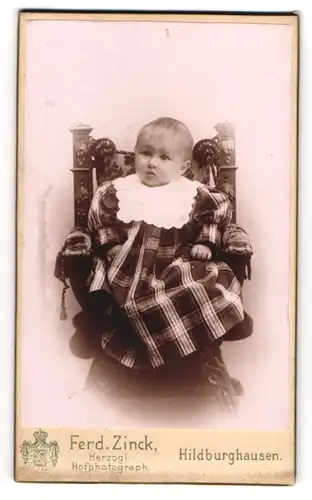 Fotografie Ferd. Zinck, Hildburghausen, Obere Allee, Portrait süsses blondes Kleinkind im karierten Kleidchen