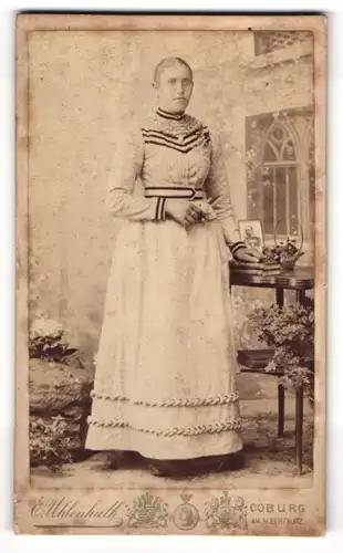 Fotografie E. Uhlenhuth, Coburg, Am Albertplatz, Portrait blondes Fräulein im prachtvollen Kleid