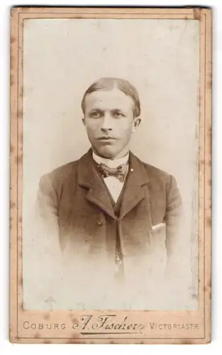 Fotografie A. Fischer, Coburg, Victoriastr., Portrait junger Mann mit Mittelscheitel im Jackett