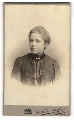 Fotografie Wilhelm Adler, Coburg, Allee 6, Portrait schönes Fräulein mit Brosche am Kleiderkragen