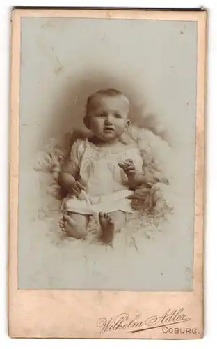 Fotografie Wilhelm Adler, Coburg, Allee 6, Portrait süsses Baby im weissen Hemdchen