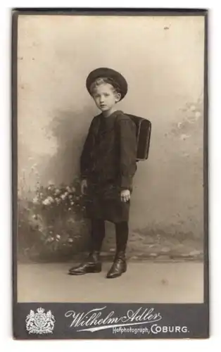 Fotografie Wilhelm Adler, Coburg, Allee 6, Portrait Bube mit Schulmappe