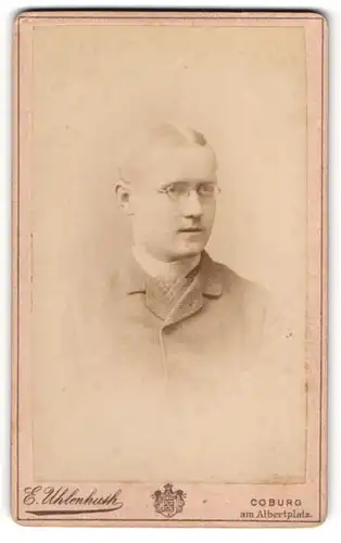 Fotografie E. Uhlenhuth, Coburg, Am Albertplatz, Portrait blonder junger Mann mit Brille