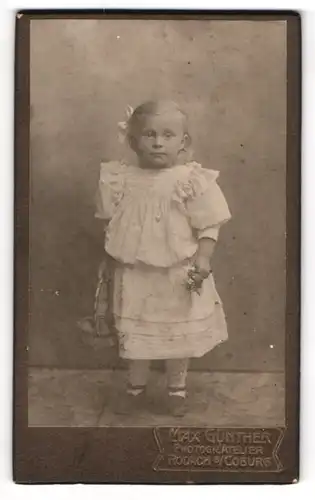 Fotografie Max Günther, Rodach b. Coburg, Portrait süsses blondes Mädchen im niedlichen Kleidchen