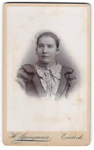 Fotografie H. Springmeier, Einbeck, Neuer Markt 5, Portrait bildschönes Fräuleinin prachtvoller Bluse