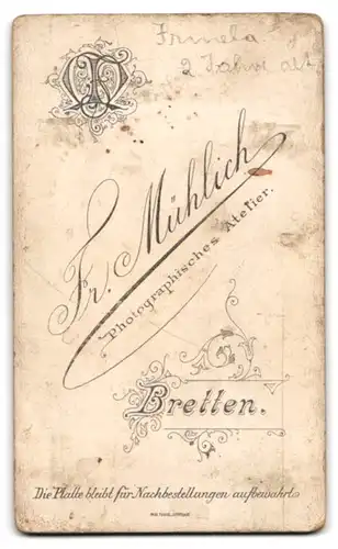 Fotografie Fr. Mühlich, Bretten, Portrait süsses Mädchen im weissen Rüschenkleidchen