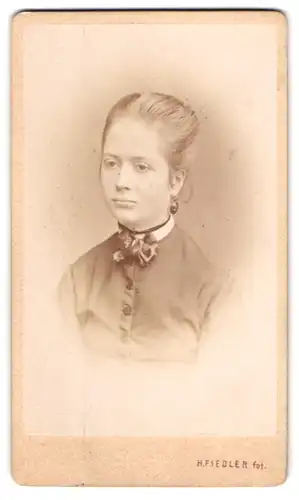 Fotografie H. Fiedler, Prag, Portrait bildschöne junge Frau mit Schleife am Blusenkragen
