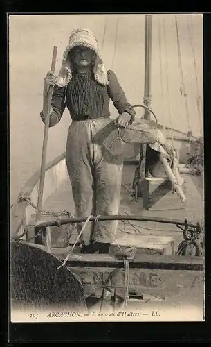 AK Arcachon, Parqueuse d`Huitres, Austernzüchterin auf einem Boot