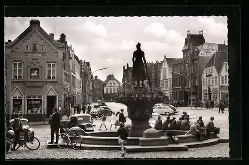 AK Husum / Nordsee, Grossstrasse mit Asmussen-Woldsen-Brunnen