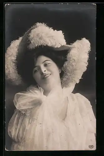 Foto-AK EAS: Schöne junge Frau mit Hut im Kleid
