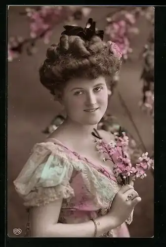 Foto-AK EAS: Hübsche junge Frau mit Schleife und Blume im Haar