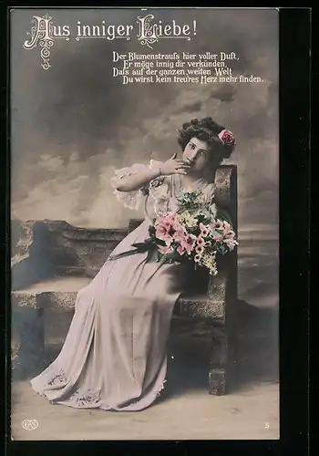Foto-AK EAS: Aus inniger Liebe!, Fräulein mit Blumenstrauss auf einer Bank sitzend